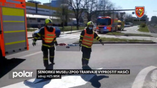 Seniorka v Ostravě vstoupila přímo před jedoucí tramvaj, srážce už nešlo zabránit