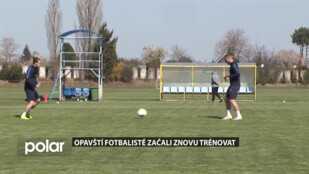 Fotbalisté Slezského FC vyrazili na pažit. Trénují ve skupinách