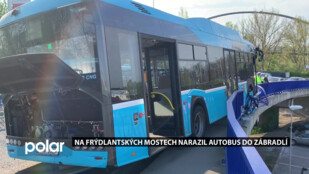 Prorazil zábradlí a uvízl na okraji Frýdlantských mostů, děsivá nehoda autobusu v Ostravě