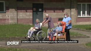 Návštěvy v domově seniorů budou bez líbání a objímání