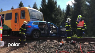 Další řidička vjela s autem pod vlak. Po nehodě v Horních Tošanovicích ji transportoval do nemocnice vrtulník