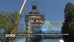 Kopule za kopuli. Náročná operace na staroměstském kostele lákala diváky