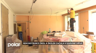 Rekonstrukce škol a školek začala v Karviné dříve, dělníci opravují podlahy nebo toalety
