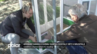 Opeřený dárek k svému svátku dostaly děti v Bruntále