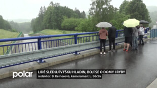 Lidé chodí k řekám a přehradám a sledují výšku hladin. Bojí se o své domy i ryby