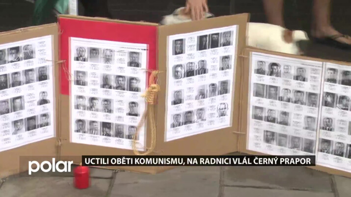 Lidé připomněli oběti komunismu, na novojičínské radnici vlál černý prapor | Nový Jičín | Zprávy | POLAR - Moravskoslezská regionální televize