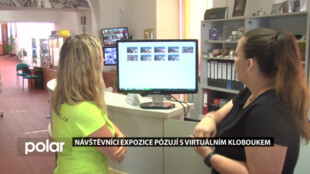 Návštěvníci expozice pózují ve fotokoutku s virtuálním kloboukem