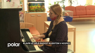 Učitelka zpěvu z Hukvald darovala Hospici Frýdek-Místek vytoužené piano