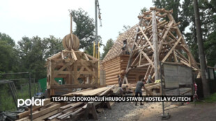 Tesaři dokončují hrubou stavbu obnovovaného kostela v Gutech