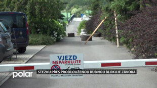 Cyklostezku přes Prodlouženou Rudnou blokuje závora, majitel pozemku prý čeká na razítka