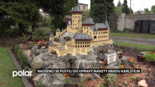 Nadšenci se pustili do opravy makety hradu Karlštejn, krášlí zahradu rodinného domu