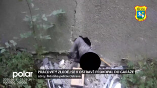 Pracovitý zloděj se v Ostravě prokopal do garáže. Prý tam jen někoho hledal