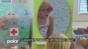 Slavnostní přivítání si pro děti připravily i školky