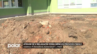 Atrium se v relaxační zónu mění za provozu školy