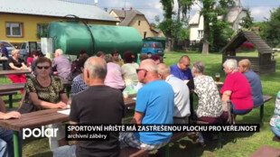 Sportovní hřiště má zastřešenou plochu, na řadě je rekonstrukce parku PZKO