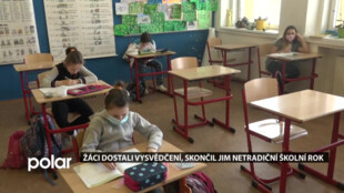 Žáci dostali vysvědčení, skončil jim netradiční školní rok