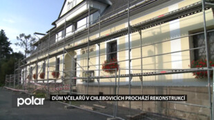 Na budově Domu včelařů v Chlebovicích z 18. století už se opravuje střecha