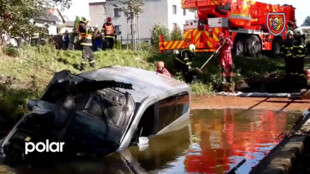 Opilý řidič vjel s dodávkou do náhonu rybníku Nezmar v Dolním Benešově, nadýchal 2,59 promile