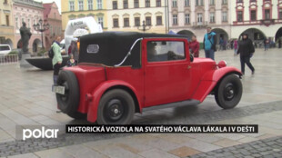 Historická vozidla na Svatého Václava lákala i v dešti, na náměstí jich ale letos přijelo méně