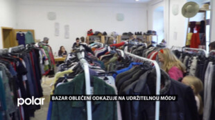 Bazar oblečení odkazuje na udržitelnou módu. I šaty z druhé ruky udělají službu