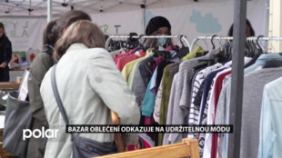 I šaty z druhé ruky udělají službu.  Bazar oblečení odkazuje na udržitelnou módu.