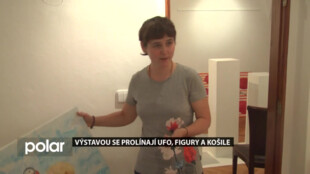 Na Staré poště visí UFO, figury a košile