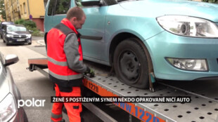 Ženě s hendikepovaným synem někdo opakovaně ničí auto zaparkované na místě pro postižené