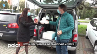 Zaměstnanci kanceláří DK Akord pomáhají restauraci s rozvozem jídla