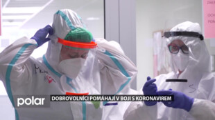 Dobrovolníci pomáhají v boji s koronavirem: v nemocnici, ve sběrné škole i seniorům