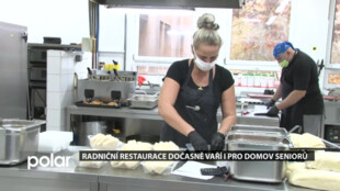 Musíme si pomáhat. Restaurace na radnici vaří dočasně i pro domov seniorů