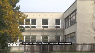 Profukovalo a některá okna už se nedalo otevřít. Budova střední školy a knihovny na sídlišti ve Studénce teď bude mít nová