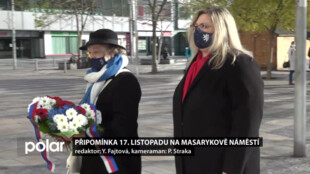 Lidé uctili svátek 17. listopadu. U pamětní desky na Masarykově náměstí v Ostravě zapalovali svíčky