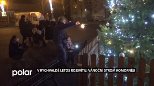 V Rychvaldě letos rozsvítili vánoční strom bez kulturního programu a jarmarku