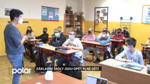 Základní školy jsou opět plné dětí. Někteří rodiče mají obavy, že to nebude na dlouho