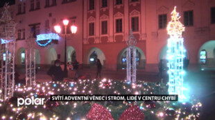 Svítí adventní věnec i vánoční strom, lidé v centru chybí