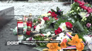 U památníku obětem střelby ve FNO se hromadí svíčky a věnce. Kytici donesla i starostka MOaP