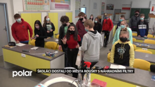 Školáci v Rychvaldě dostali od města textilní roušky s potiskem a náhradními filtry