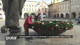 Novojičínští krátká setkání u adventního věnce na náměstí vítali