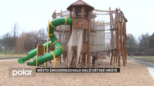 V parku pod soudem mohou děti dovádět na zmodernizovaném hřišti