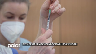 Ve Slezské nemocnici naočkovali 250 seniorů, kvůli nedostatku dávek teď vakcinace zpomalí