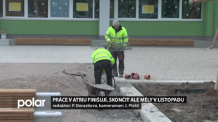 Práce v atriu školy finišují, skončit ale měly už v listopadu