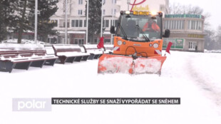 Technické služby se snaží vypořádat se sněhem, lidé by chtěli víc upravené chodníky