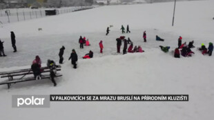 V Palkovicích se za mrazu bruslí na přírodním kluzišti