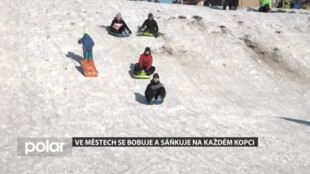 Ve městech se bobuje a sáňkuje na každém kopci, děti jsou nadšené