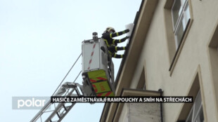 Hasiče zaměstnávají rampouchy a zmrzlý sníh na střechách. Majitelé domů musejí dbát na bezpečnost