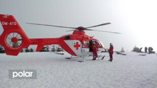 Parta mladých lidí si chtěla zkrátit cestu z Lysé hory, jeden z nich uklouzl a nabodl se na kus dřeva