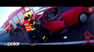 VIDEO: Dramatické momenty u dvou dopravních nehod, kamera zachytila složitou práci hasičů a záchranářů