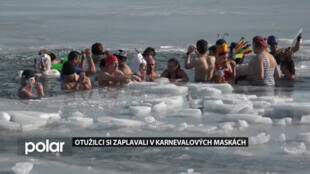 Otužilci si zaplavali ve vysekané díře v karnevalových maskách