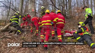 Záchranný vrtulník má další zásah v nepřístupném terénu na Odersku. Lesního dělníka vytáhl na palubu jeřáb