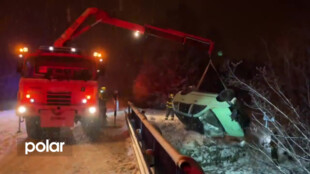 Počasí se s řidiči nemazlilo, hasiči zasahovali u desítky nehod. Jedno auto skončilo na střeše v přítoku řeky Ostravice